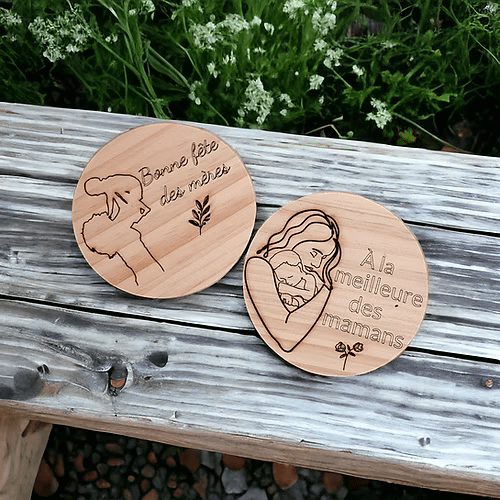 Sous-verre en bois gravé et vernis
